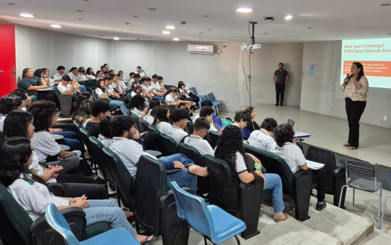 CGE realiza última palestra Caminhos da Cidadania de 2025 em escola de Horizonte