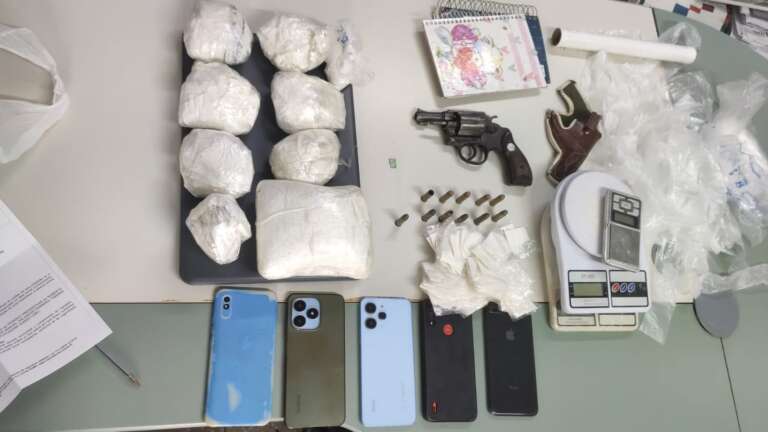 Durante operação, PCCE cumpre cinco mandado de prisão e apreende arma e drogas no Cariri