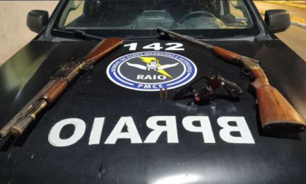 PMCE prende dupla suspeita e apreende três armas de fogo em Araripe