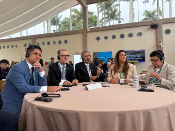 Governador Elmano participa do Fórum de Líderes Locais da COP30 e discursa sobre transição energética equitativa