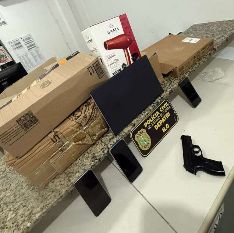Polícia Civil prende em flagrante dupla suspeita de roubar carro de entregas em Fortaleza