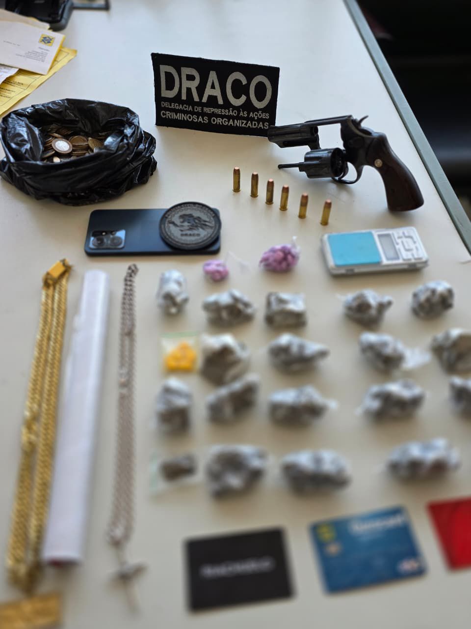 Ação da Polícia Civil resulta em apreensão de drogas, armas e joias na Capital