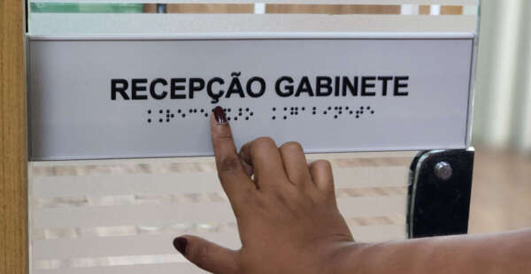 Seplag-CE moderniza sinalização e amplia acessibilidade para pessoas com deficiência