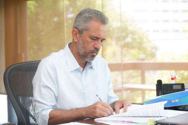 Governador Elmano de Freitas anuncia ponto facultativo para o serviço público estadual no dia 2 de janeiro de 2026