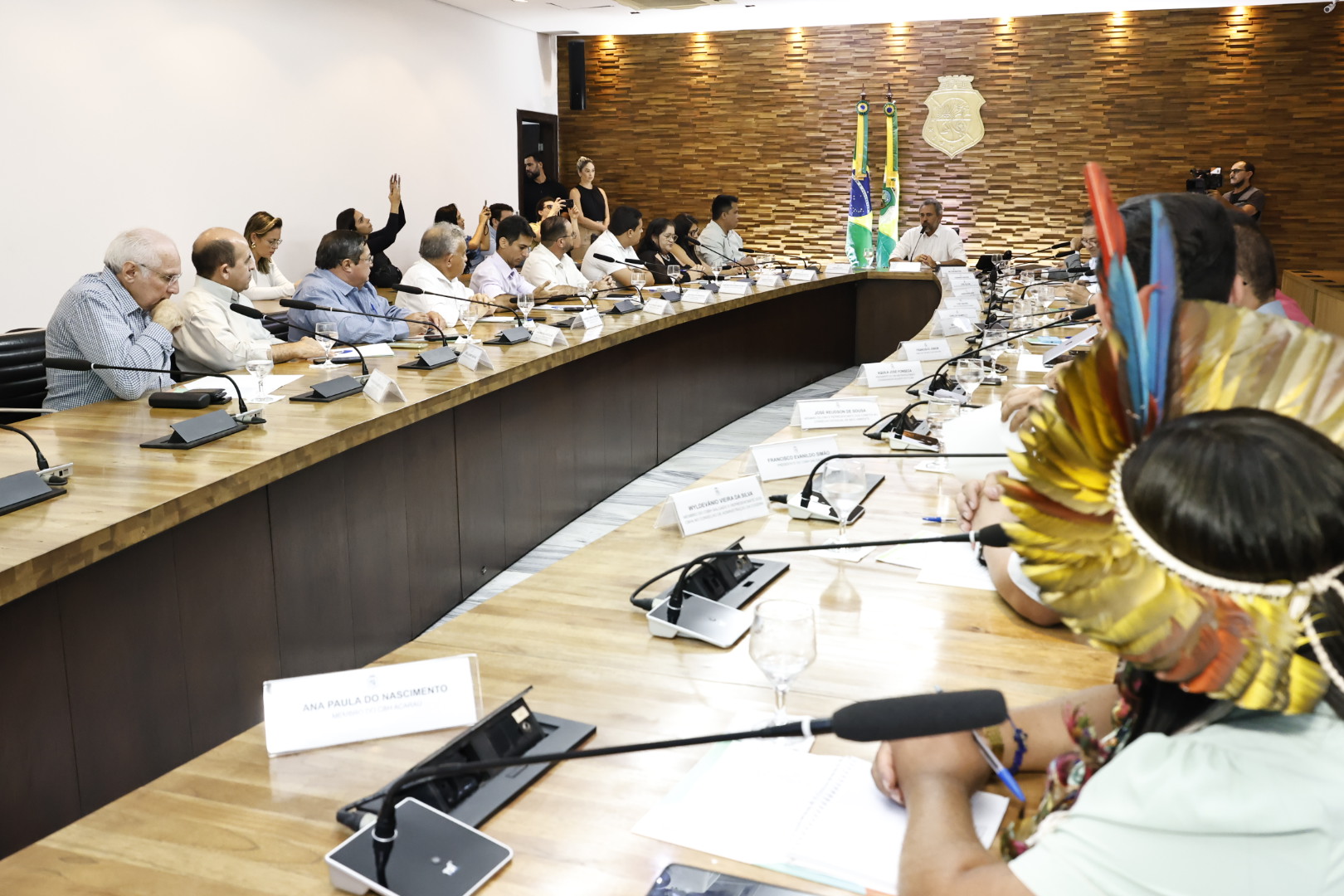 Sistema dos Recursos Hídricos e comitês de bacias discutem demandas hídricas com governador Elmano de Freitas