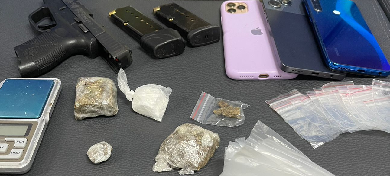 PCCE prende em flagrante homem e mulher em posse de arma de fogo, drogas e recupera celular