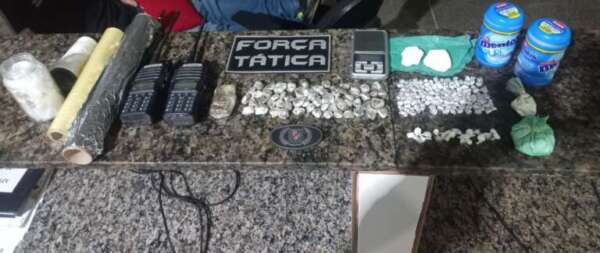 Policiais militares apreendem drogas durante ação no bairro Passaré