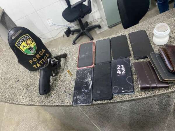 PMCE prende suspeito com arma de fogo, drogas e celulares em Horizonte