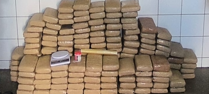 PMCE captura mulher por tráfico de drogas e apreende 177 kg de maconha em Caucaia