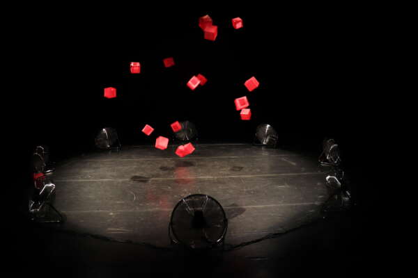 Com cenografia dançante, Caroline Holanda apresenta espetáculo “Mapas de Voo” no Hub Cultural Porto Dragão