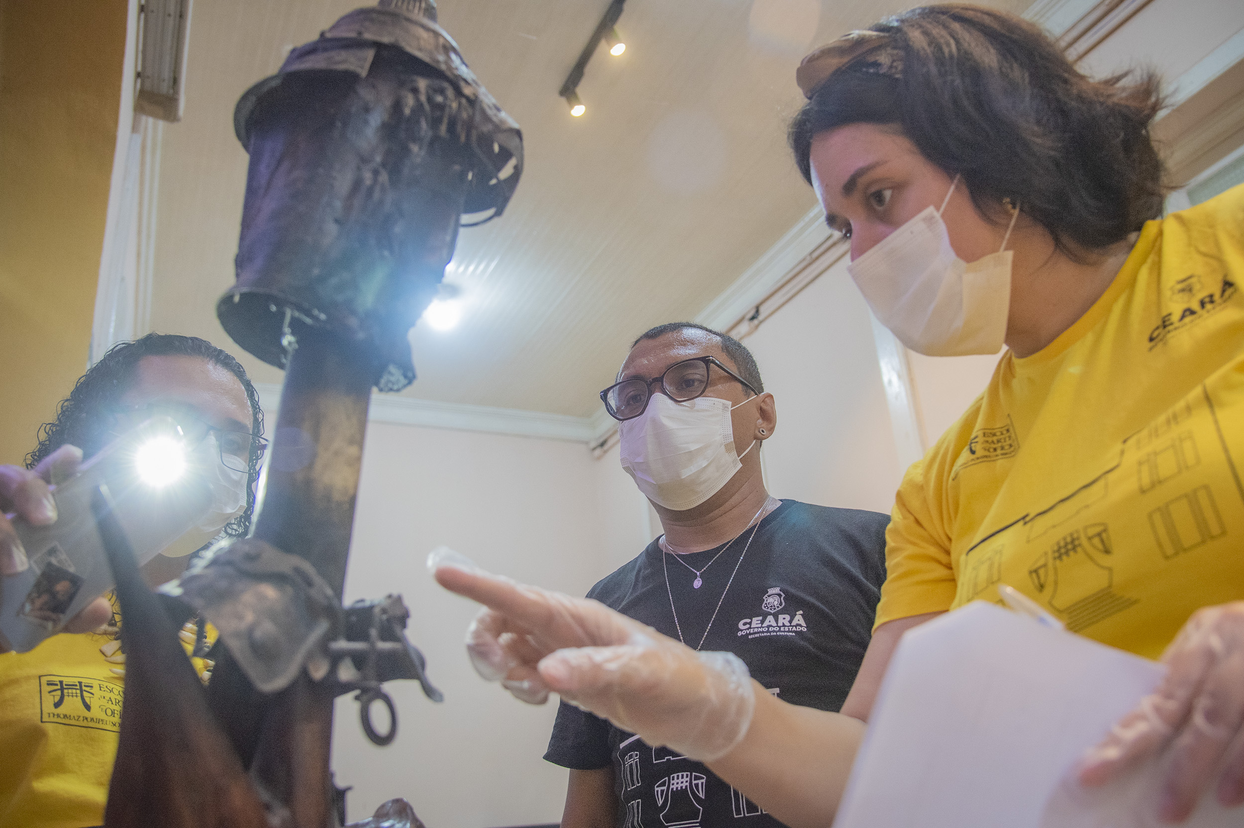 Alunos da Escola de Artes e Ofícios Thomaz Pompeu Sobrinho restauram esculturas do artista plástico Zé Pinto