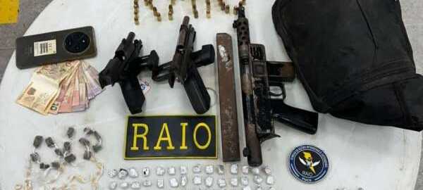 PMCE prende suspeito com pistolas e drogas em Barroquinha