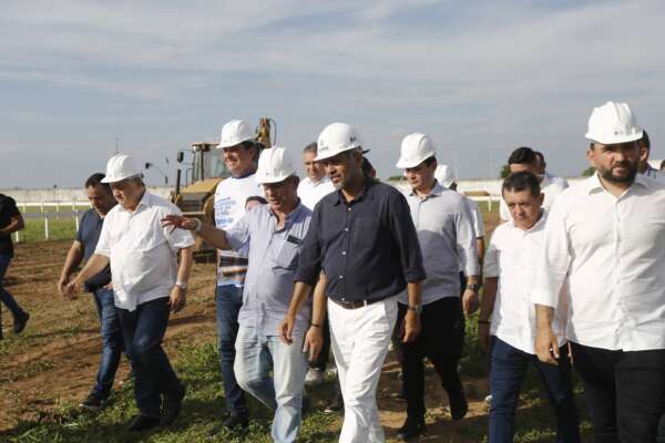 Governador vistoria obras da saúde, educação e infraestrutura em Iguatu, que somam R$ 325 milhões em investimentos