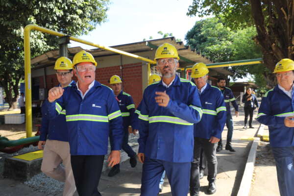 Governador Elmano de Freitas visita produtora de aço no Ceará