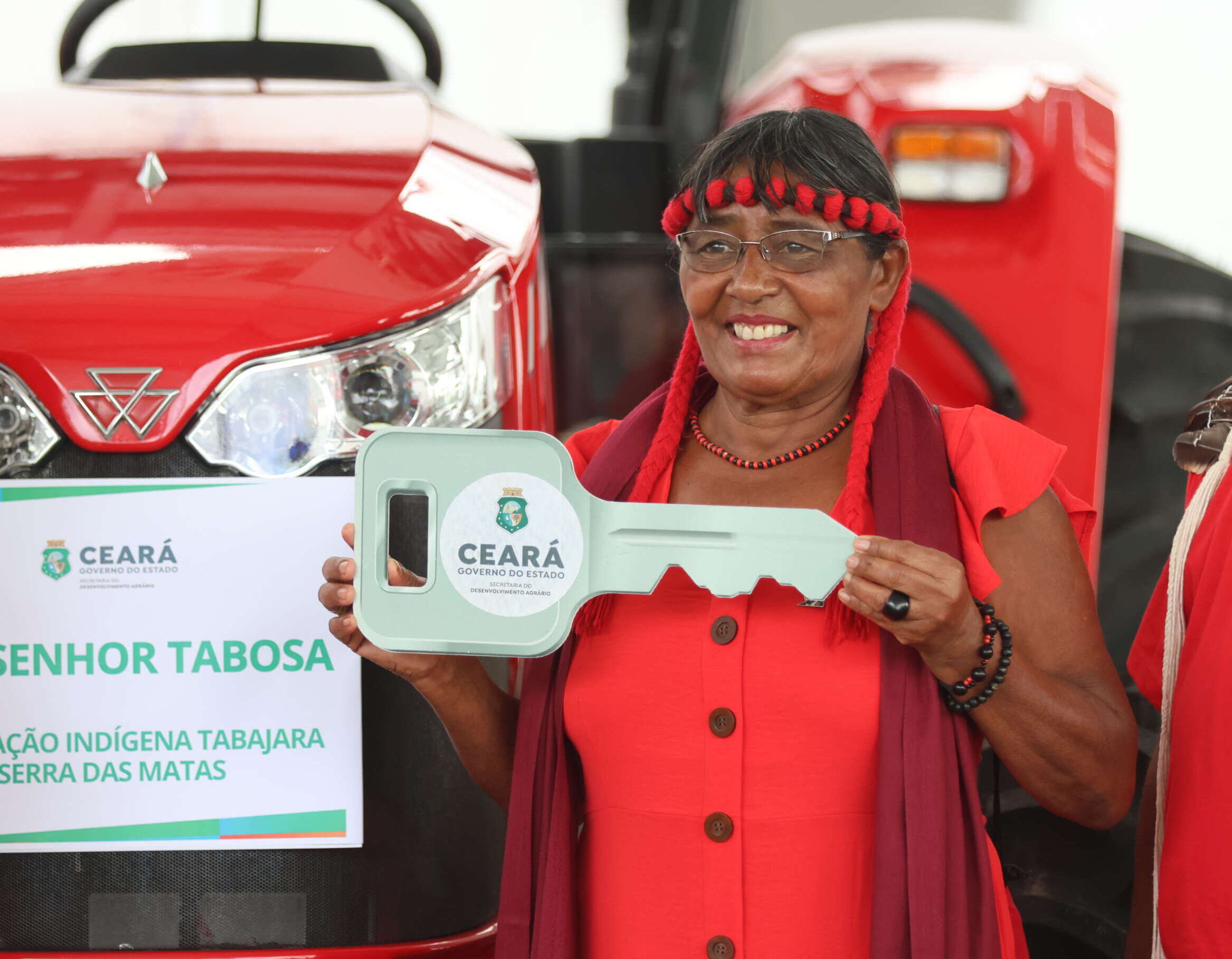 Governo do Ceará entrega nove tratores para fortalecer a agricultura familiar de nove municípios