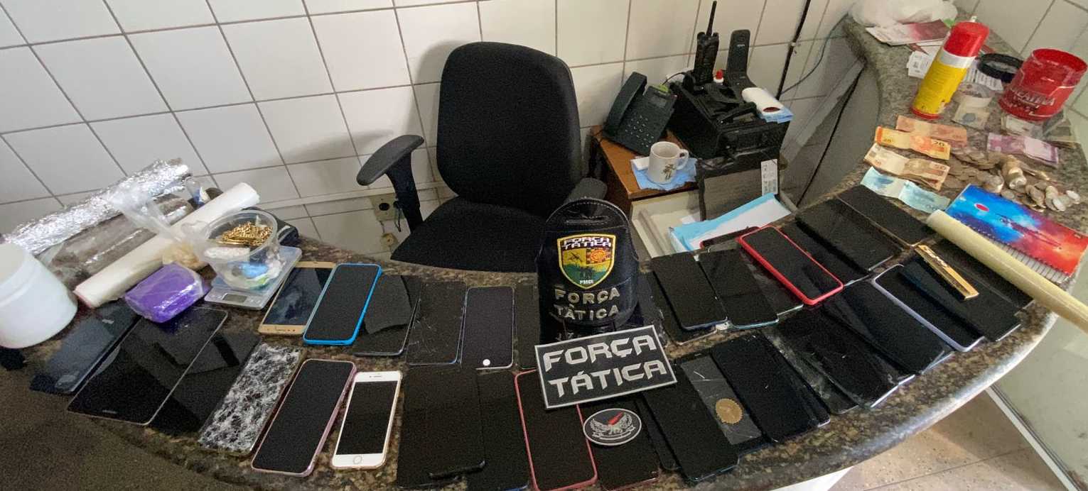 Polícia Militar prende suspeito com 46 celulares, maconha, cocaína e crack na Vila Velha