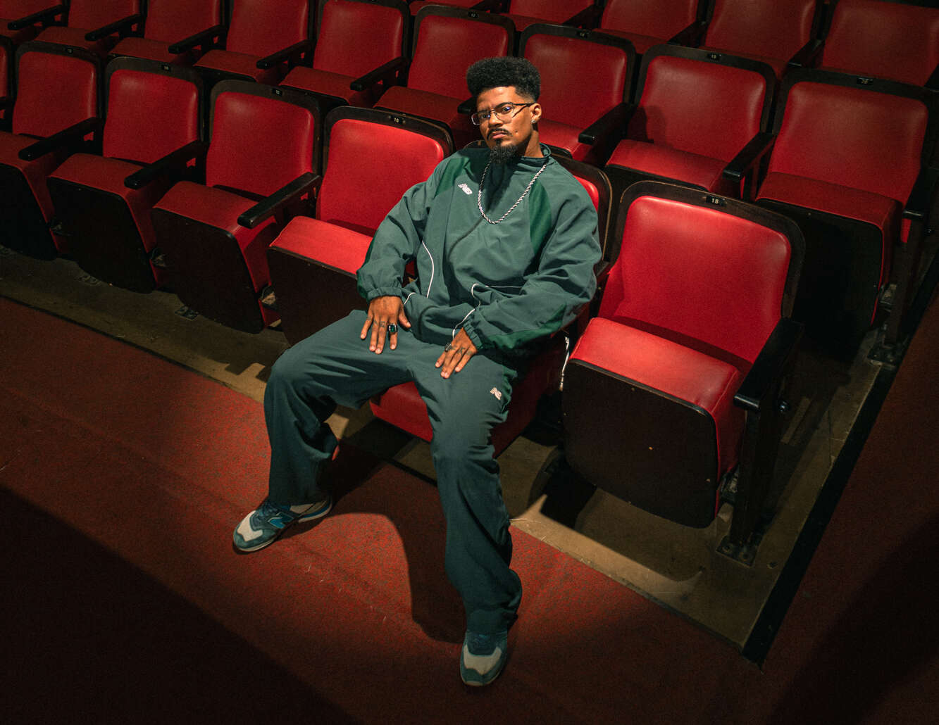 Eduardo Africano se apresenta na Calçada do Cineteatro do São Luiz com o show “Bem Melhor que Ontem”