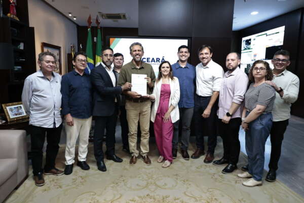 Governador Elmano de Freitas encaminha mensagem sobre o piso nacional do magistério para a Alece e garante concurso para a categoria em 2026