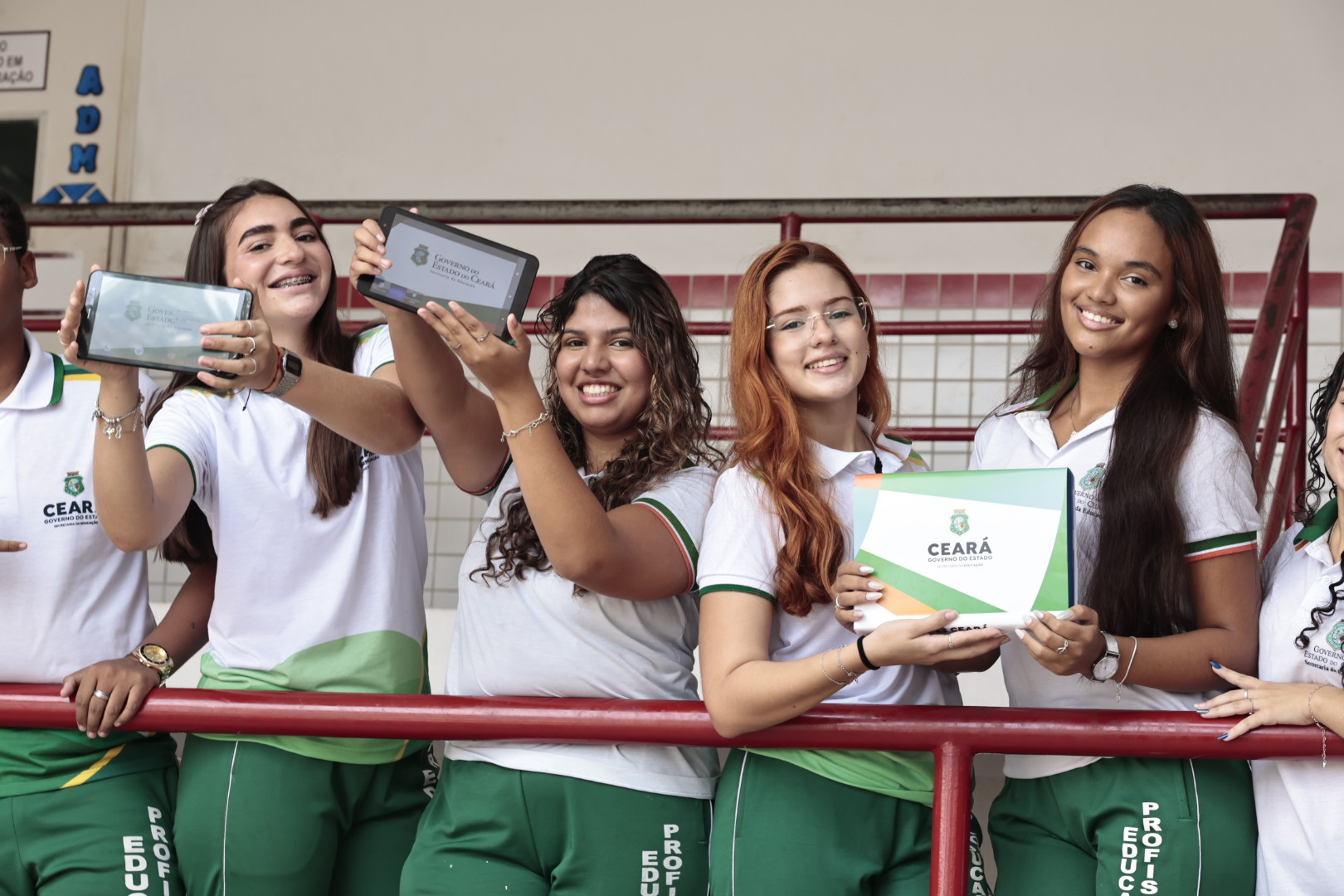 Estudantes da rede estadual recebem tablets, e nova Areninha é inaugurada em Ipu