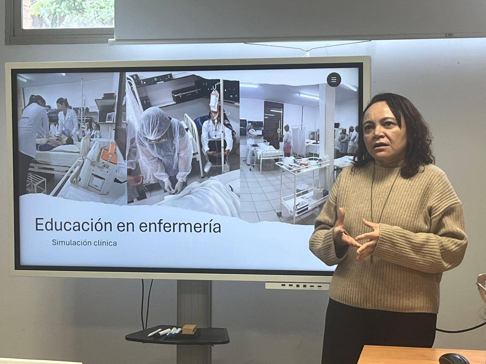 Professora realiza parceria com universidade espanhola para pesquisa em simulação clínica