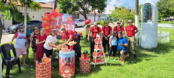 Corpo de Bombeiros faz surpresa para aniversariante durante comemoração na Capital
