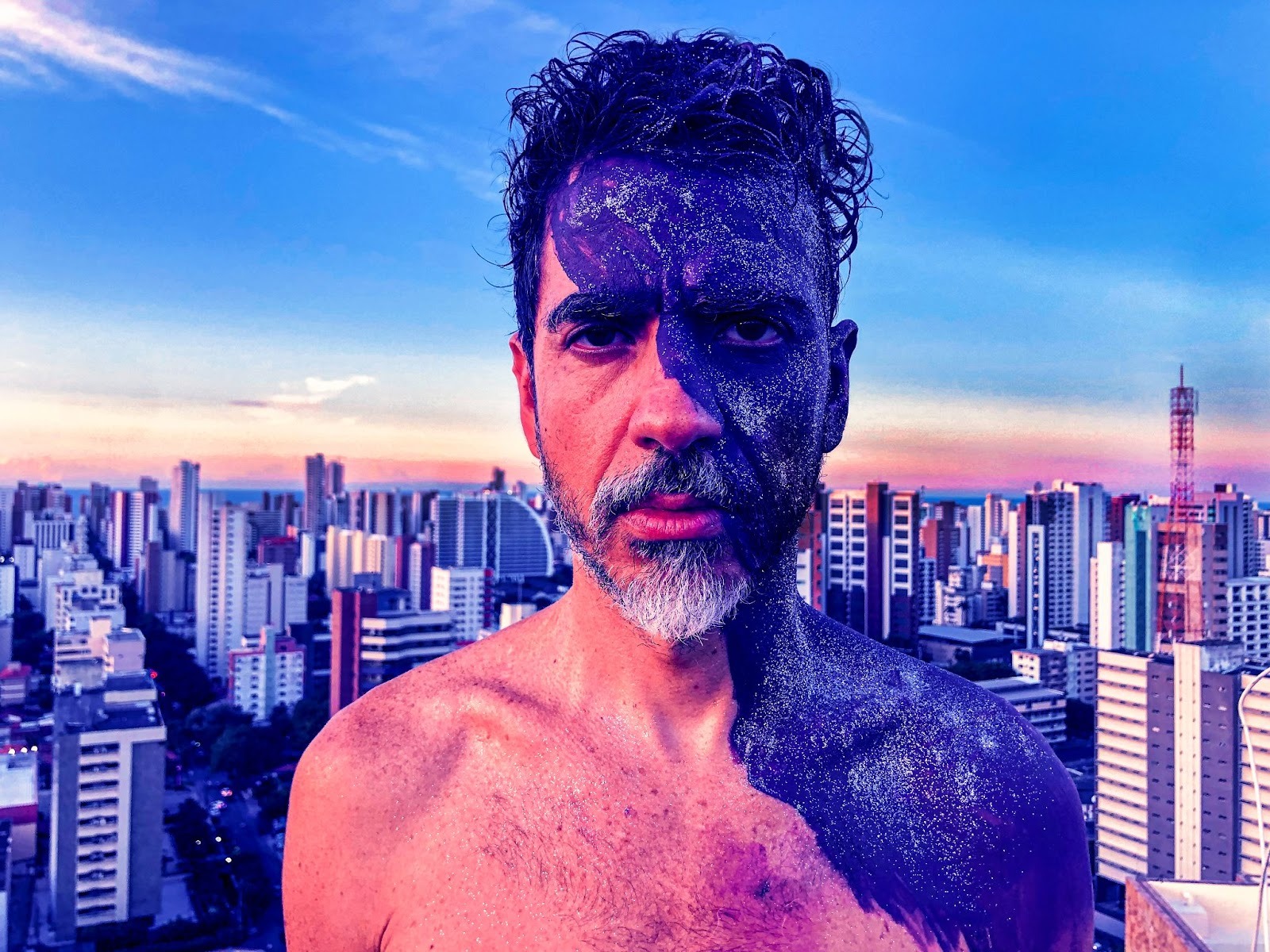 A Pessoa Bob apresenta o show “Auroras” no palco do Cineteatro São Luiz em programação gratuita