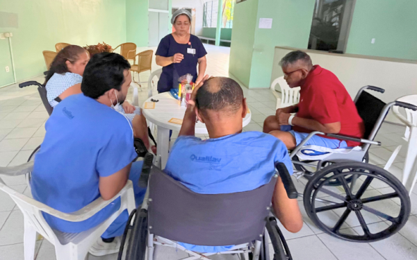 Jogos e atividades de pintura compõem tratamento de pacientes na Casa de Cuidados do Ceará
