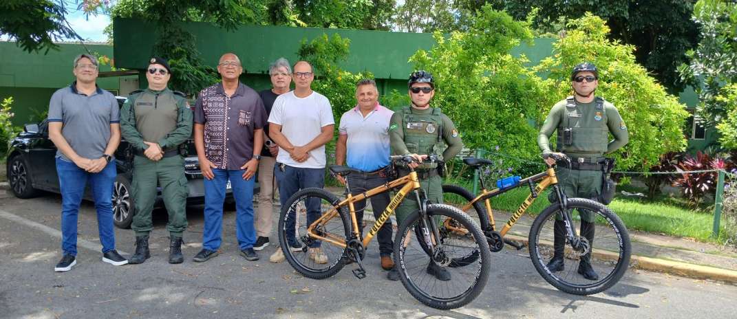 Ceasa-CE reforça segurança com patrulhamento de bicicleta feito por policiais militares