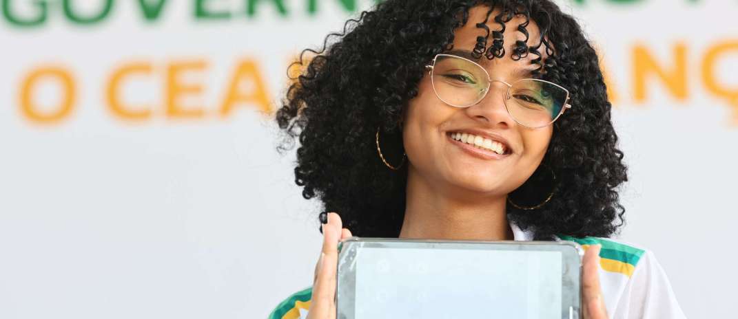 Governo do Ceará entrega tablets a estudantes em Independência e autoriza início de obra de estrada