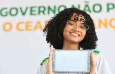 Governo do Ceará entrega tablets a estudantes em Independência e autoriza início de obra de estrada