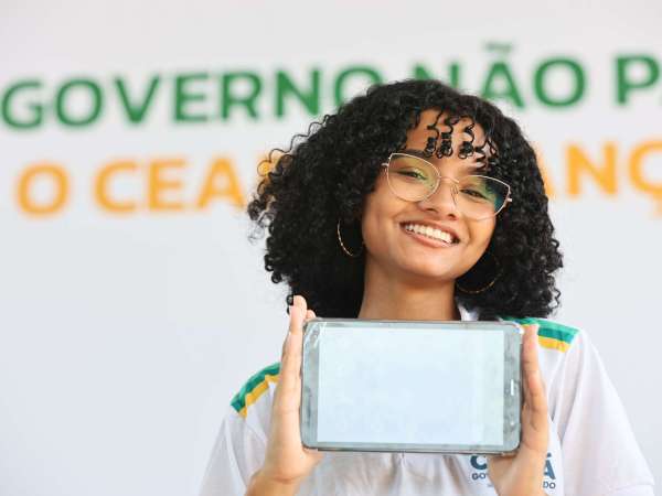 Governo do Ceará entrega tablets a estudantes em Independência e autoriza início de obra de estrada