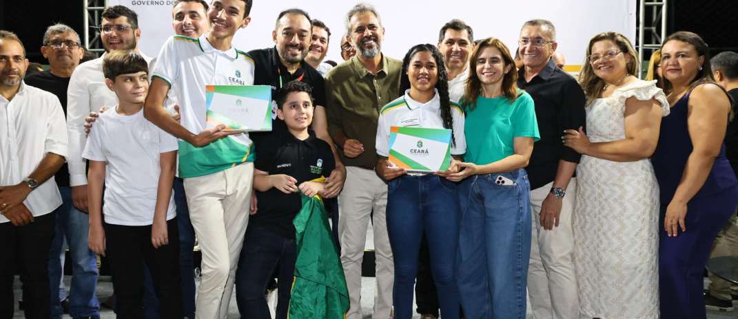 Em Aiuaba, população recebe do Estado 190 tablets para estudantes, autorização para novo galpão industrial e ala de hospital