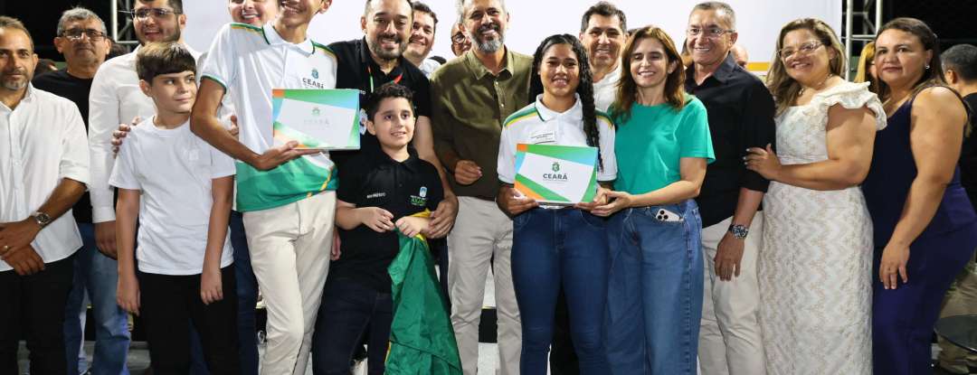 Em Aiuaba, população recebe do Estado 190 tablets para estudantes, autorização para novo galpão industrial e ala de hospital