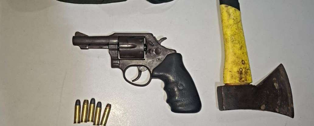 Polícia Militar intercepta veículo e captura trio em flagrante com arma de fogo e munições em Paracuru