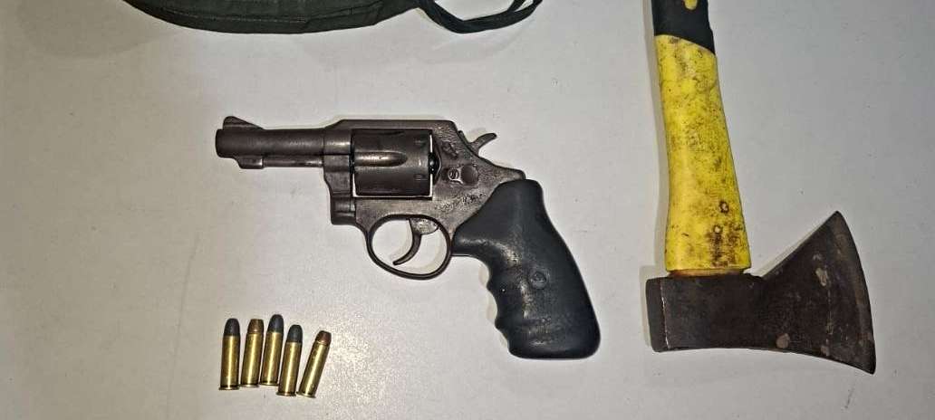 Polícia Militar intercepta veículo e captura trio em flagrante com arma de fogo e munições em Paracuru