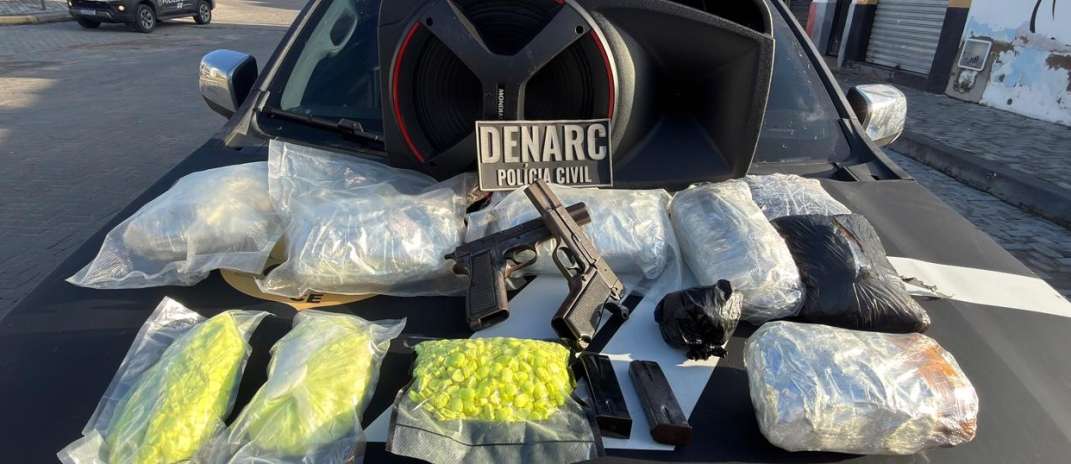 Polícia Civil apreende armas de fogo e drogas escondidas em caixa de som durante ação em Tauá