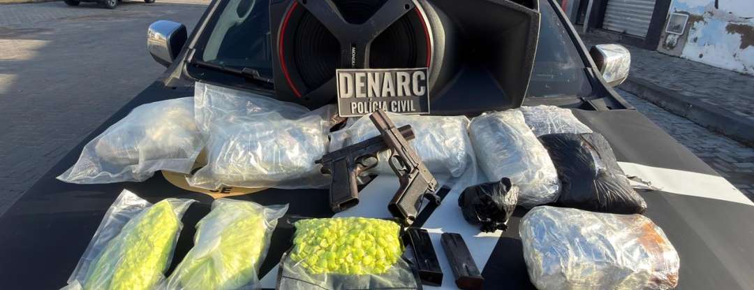Polícia Civil apreende armas de fogo e drogas escondidas em caixa de som durante ação em Tauá