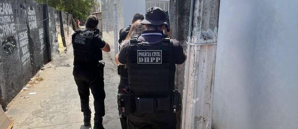 PCCE cumpre seis mandados de prisão e dez de busca e apreensão em desfavor de suspeitos de grupo criminoso em Fortaleza e Aquiraz