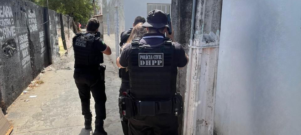 PCCE cumpre seis mandados de prisão e dez de busca e apreensão em desfavor de suspeitos de grupo criminoso em Fortaleza e Aquiraz