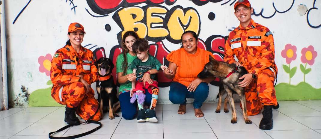 Entre patas e afetos: projeto do CBMCE transforma rotina de pessoas com Síndrome de Down