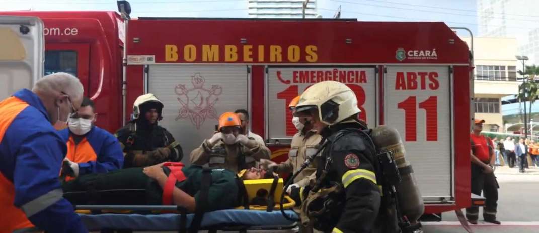 Corpo de Bombeiros participa de simulado de incêndio em torre empresarial de Fortaleza