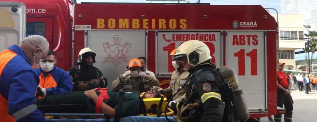 Corpo de Bombeiros participa de simulado de incêndio em torre empresarial de Fortaleza