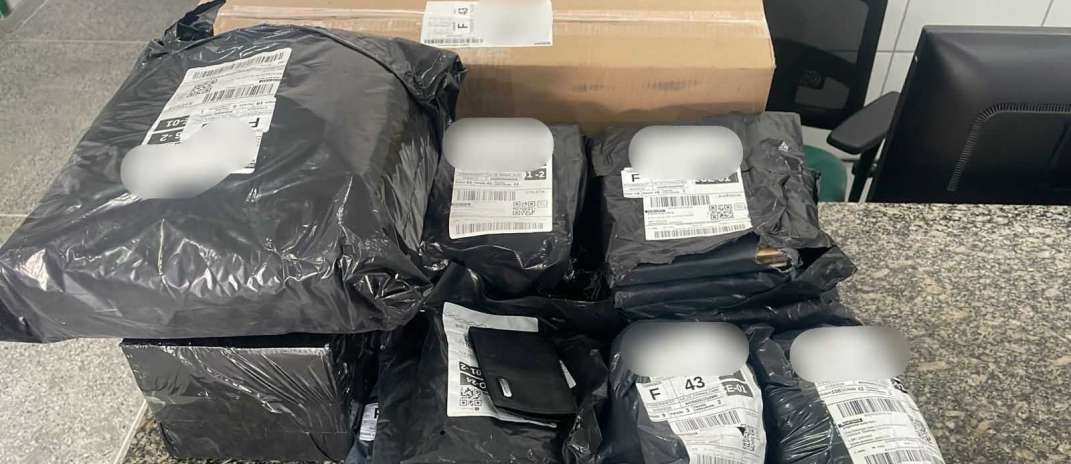 Com apoio do Nuvid/ Ciops/ SSPDS, trio suspeito de roubo em parada de ônibus é preso com celulares, tablets e encomendas