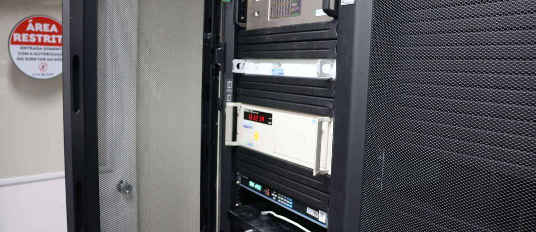 Relógio atômico de césio do data center da Etice está sincronizado à internet no Brasil