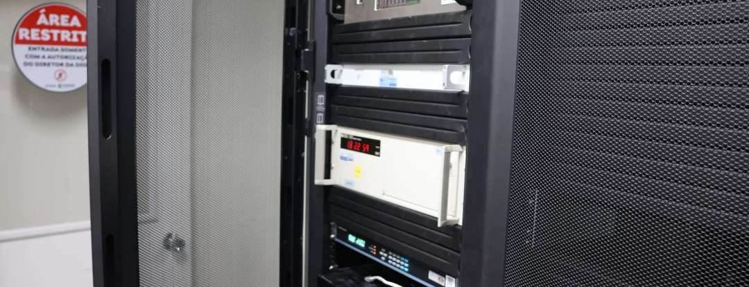 Relógio atômico de césio do data center da Etice está sincronizado à internet no Brasil