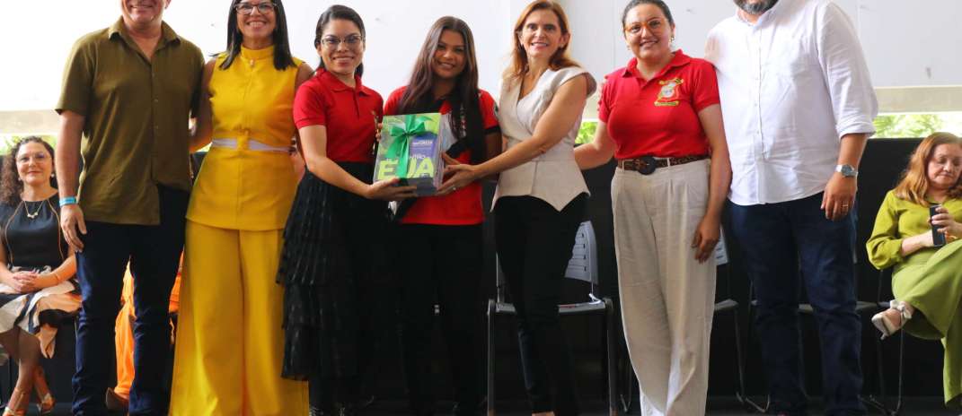 Seduc fortalece a EJA com entrega histórica de livros didáticos para o Ensino Médio