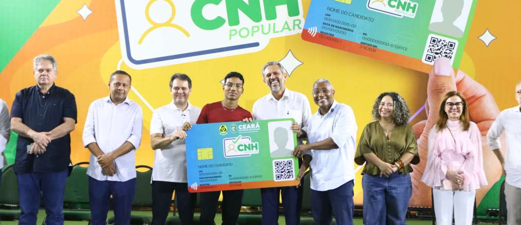 Governo do Ceará entrega cinco mil cartões da CNH Popular para candidatos de Fortaleza