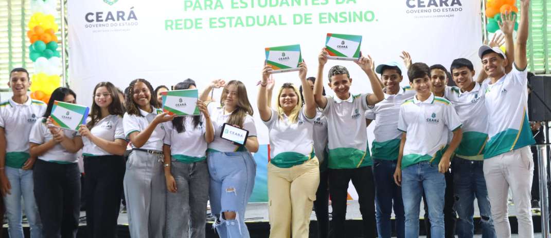 Inclusão digital: Governo do Ceará entrega tablets a estudantes da rede estadual em Arneiroz
