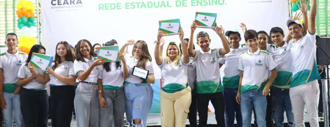Inclusão digital: Governo do Ceará entrega tablets a estudantes da rede estadual em Arneiroz
