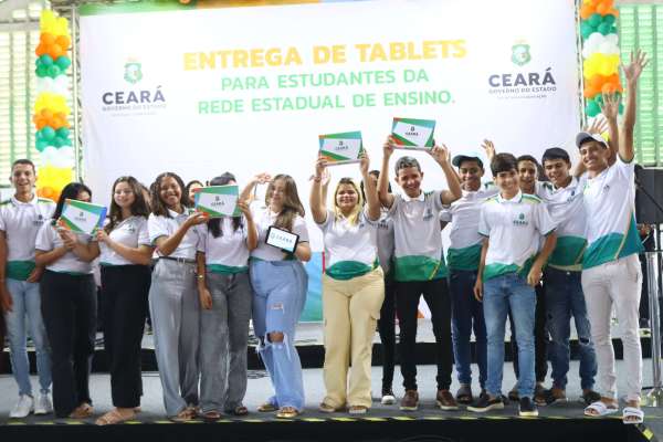Inclusão digital: Governo do Ceará entrega tablets a estudantes da rede estadual em Arneiroz